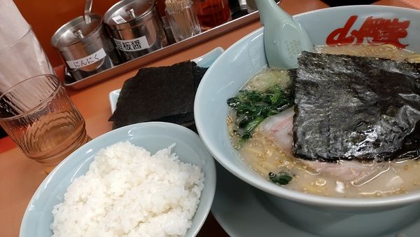 「塩ラーメン+ライス+海苔（LINEクーポン）」@ラーメン山岡家 熊谷店の写真