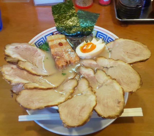 「メガ幸福ラーメン」@九州とんこつラーメン 幸福軒の写真