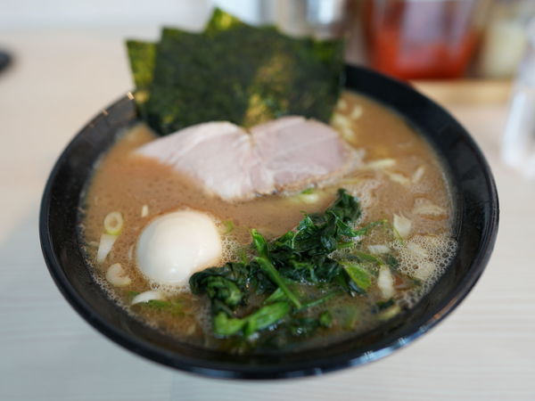 「ラーメン 並盛 麺硬め＋味濃いめ＋油多め＋サービス味玉」@麺家 千祥の写真