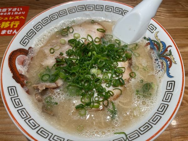 「博多ラーメン、バリカタ、替玉、普通」@博多ラーメン でぶちゃん 高田馬場本店の写真