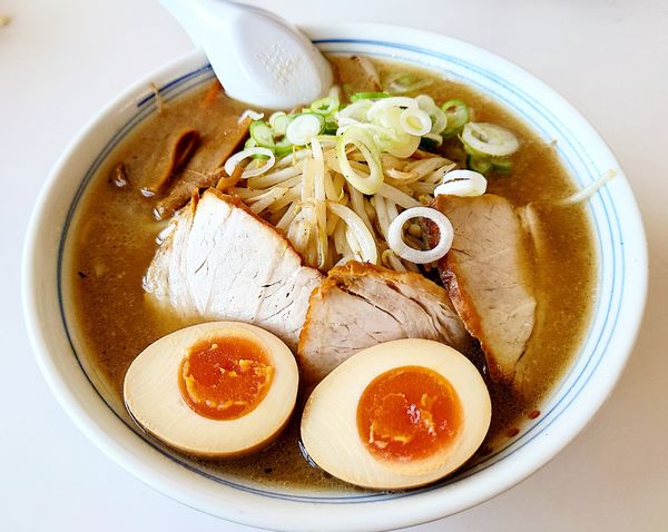 「もやしラーメン+味玉」@オーモリラーメン 新井店の写真