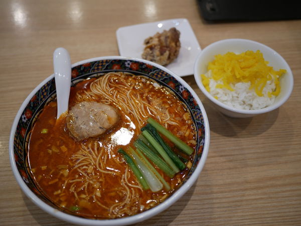 「担々麺 バリカタ＋激辛＋サービスライス＋サービス唐揚げ」@寿限無担々麺 上野店の写真