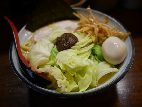 「熟成練り醤油らーめん 大盛＋サービス味玉」@『   』（無銘）の写真