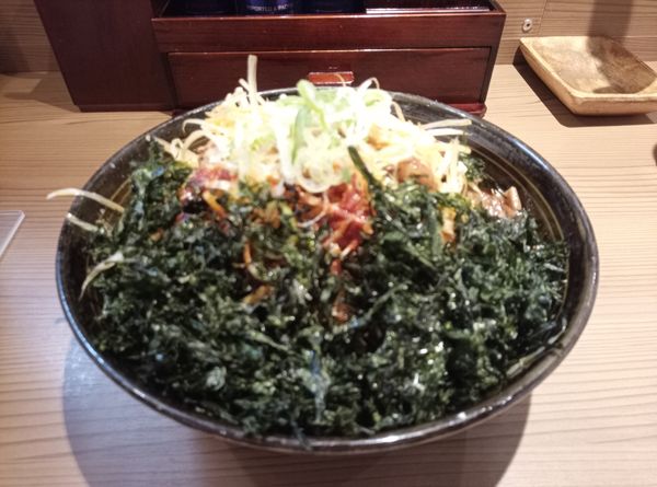 「辛味噌ネギらーめん大・岩のり (もやし増し)￥1,330」@いと井 東京ラーメン横丁店の写真