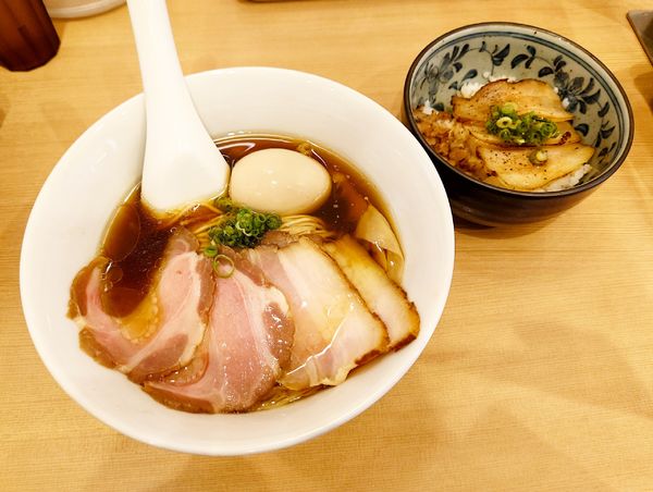 「特製醤油らぁめん+炙り焼豚丼」@麺屋 なおとの写真