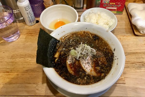 「【12月限定】煮干しBLACK(ごはん&生卵付き) 900円」@中華そば ムタヒロの写真