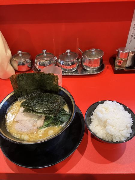 「ラーメン並　海苔　ライス✖️2」@横浜家系ラーメン 志田家 蒲田店の写真