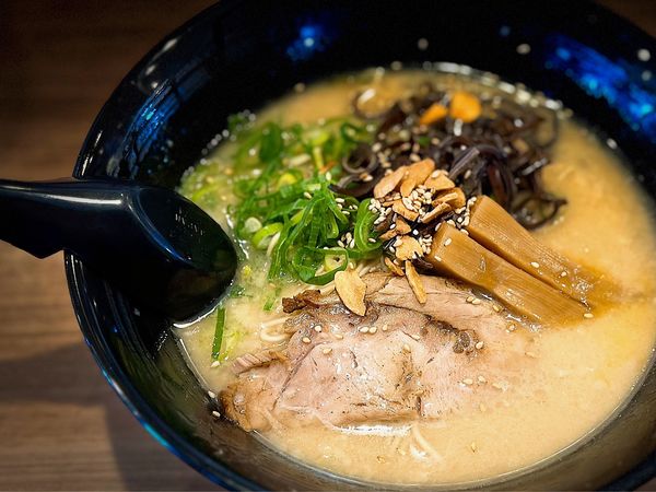 「濃厚豚骨ラーメン 850円」@ラーメン酒場 天狗の写真