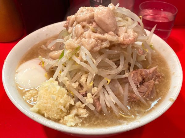 「小ラーメン 800円＋温泉玉子 100円」@ラーメン二郎 府中店の写真