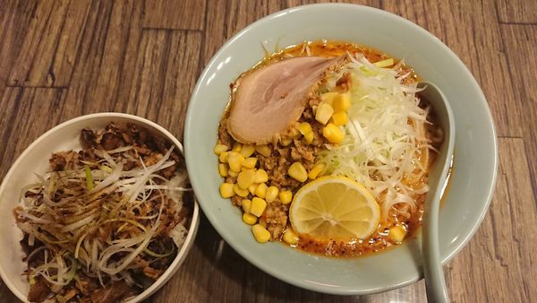 「火山ラーメン(辛さ普通)+チャーシュー丼」@旭川らあめん もぐりの写真