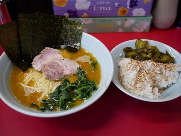 「らーめん 並 麺硬め＋味濃いめ＋油多め＋ライス」@家系らーめん 武将家の写真