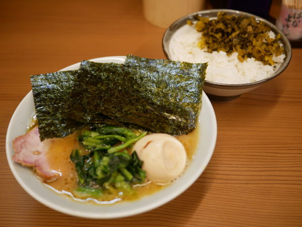 「ラーメン 並 麺硬め＋味濃いめ＋くずれ玉子＋ライス」@家系らーめん 武将家 外伝の写真