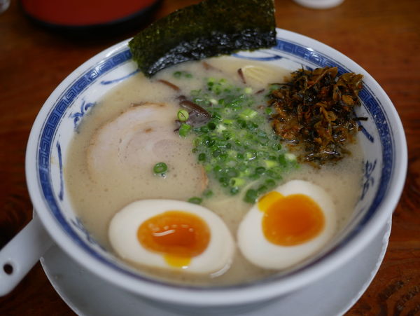 「らーめん ハリガネ＋サービス味玉」@博多らあめん うりんぼの写真