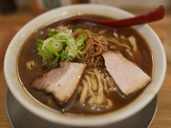 「喜多方らーめん 煮干し 大盛」@麺や 七彩 八丁堀店の写真
