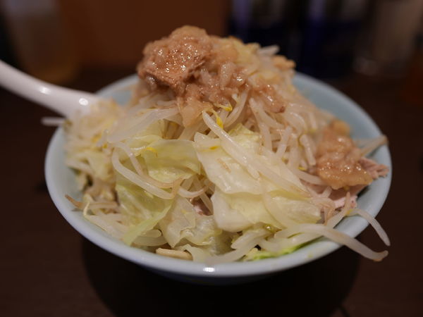 「小ラーメン 1枚 ヤサイマシマシ＋ニンニクマシマシ⇒配膳ミス」@自家製麺 毘舎利の写真