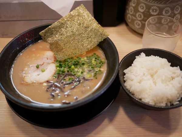 「らーめん 粉落とし＋替え玉 粉落とし＋ライス」@九州とんこつらーめん ひらさわの写真