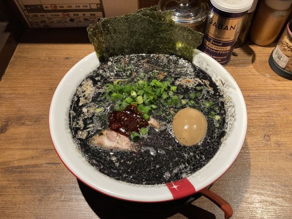 「特製ラーメン黒」@ラーメン凪 豚王 渋谷店の写真