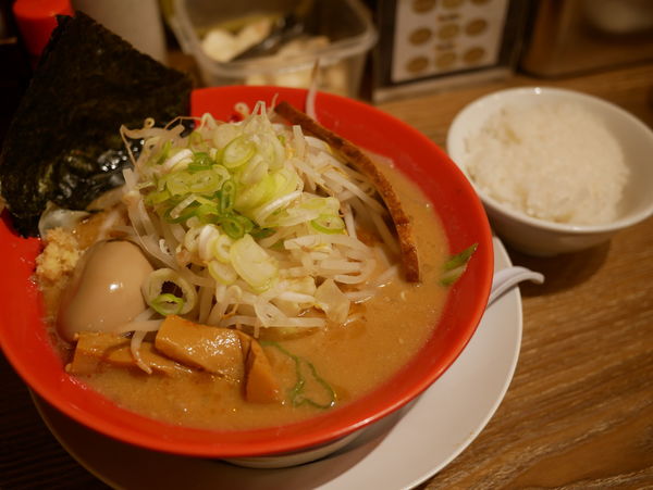 「旭川味噌ラーメン 麺硬め＋サービス味玉＋ライス」@旭川味噌ラーメン ばんから 上野店の写真