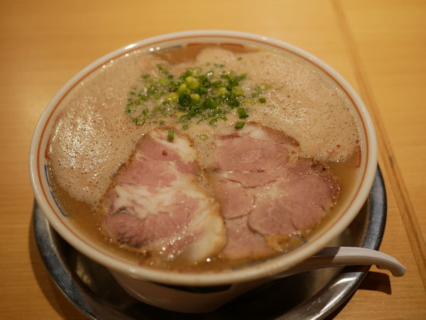 「ラーメン ばりかた＋胡麻＋ニンニク」@三代目 博多 だるま アクアシティお台場店の写真