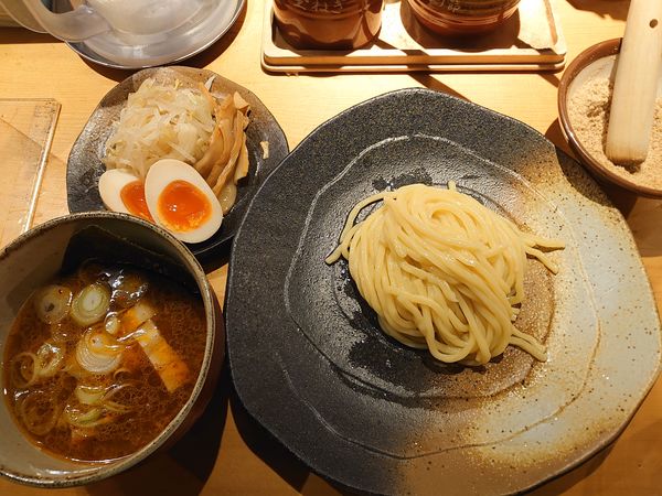 「辛つけ麺小盛+3種盛(1120円)」@つけ麺屋 やすべえ 西池袋店の写真