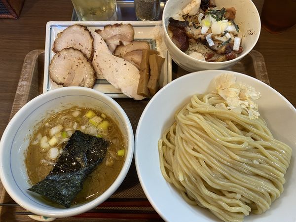 「三種のチャーシューつけ麺+チャーシューご飯 1400+400」@つけめん さなだの写真