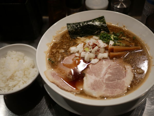 「背脂ジョニー＋小ライス」@麺屋 愛心 TOKYO 町屋店の写真