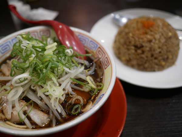 「中華そば（小）麺硬め＋焼き飯（並）」@新福菜館 秋葉原店の写真