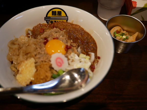 「汁なしカレー①＋ニンニク＋アブラ＋サービス味玉」@麺屋まるいちの写真
