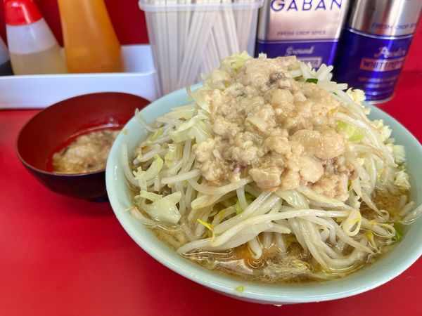 「小ラーメンぶた2枚+甘〜い脂　(ﾆﾝﾆｸ、ﾔｻｲ、ｱﾌﾞﾗ)」@ラーメン二郎 中山駅前店の写真