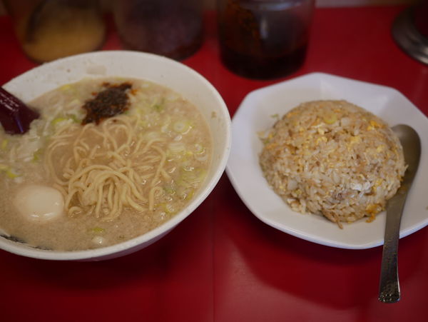 「掛けらーめんと朝チャーハンセット 麺硬め＋ネギ多め」@らーめん弁慶 浅草本店の写真