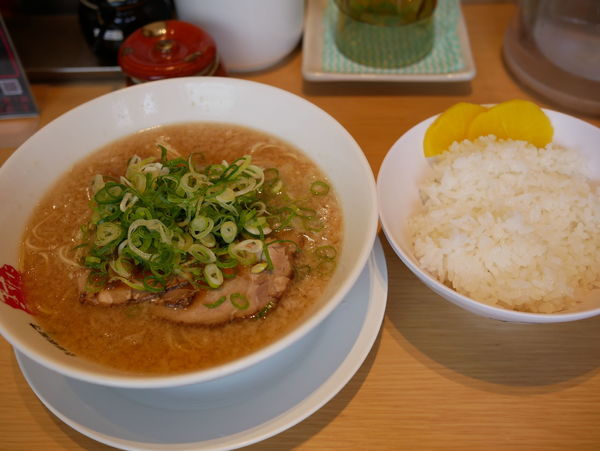 「ラーメン 並 麺硬め30秒＋脂多め＋セルフ辛いの多め＋セルフ」@京都銀閣寺 ますたにラーメン 室町店の写真