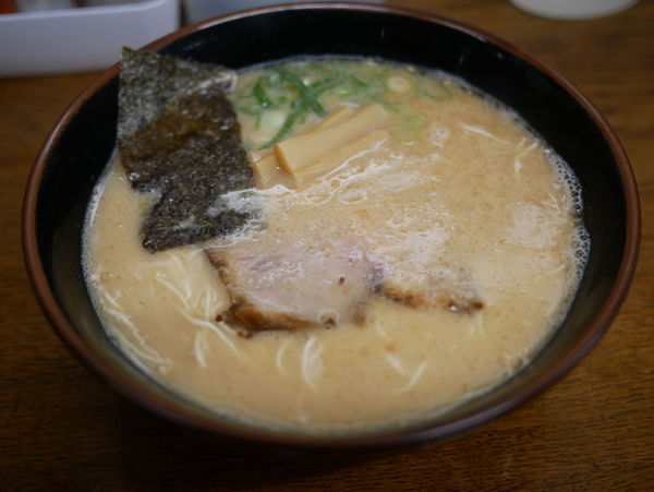 「とんこつ(白) バリカタ」@駅西ラーメンの写真