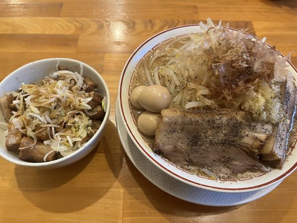 「マンモスラーメンもやしうずらにんにく&肉めし」@泪橋 溝の口店の写真