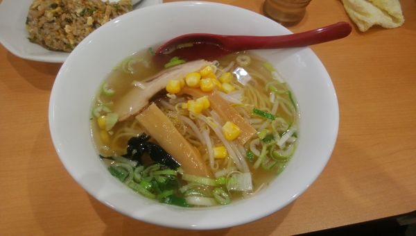 「塩ラーメン＋ニンニク炒飯セット」@楽餐館の写真