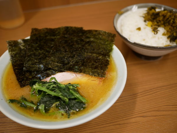 「ラーメン 並 麺硬め＋味濃いめ＋油多め＋ライス」@家系らーめん 武将家 外伝の写真