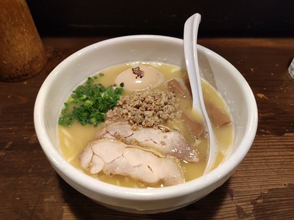 「白湯らーめん玉子のせ」@鶏の穴の写真
