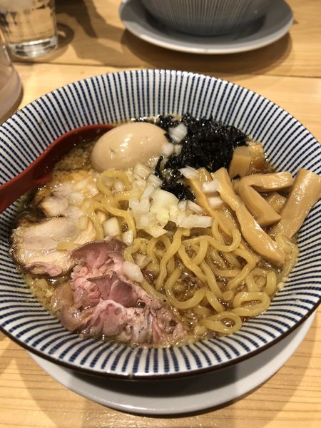 「背脂醤油らー麺」@焼きあご塩らー麺  たかはし 歌舞伎町店の写真