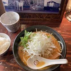 海老茶色のみそネギらーめん