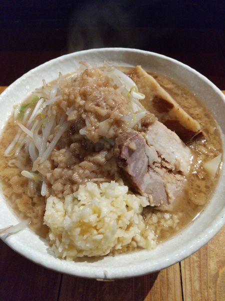 「ラーメン小＋豚マシシングル（トッピング：ニンニク、背脂）ヤサ」@ラーメン豚珍の写真