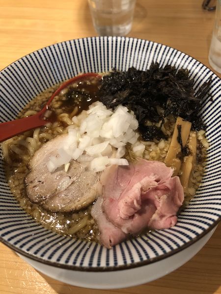 「背脂醤油ラーメン」@焼きあご塩らー麺  たかはし 歌舞伎町店の写真