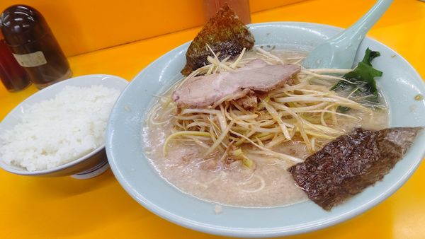 「ネギラーメン８００円ごはん小１００円」@ラーメンショップ 椿峠店の写真