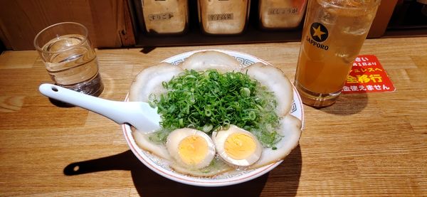 「全部入りラーメン、替え玉（やわ）、甲斐コーラ」@博多ラーメン でぶちゃん 高田馬場本店の写真