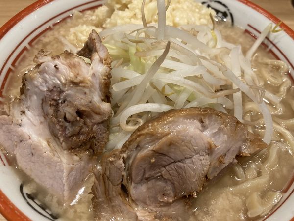 「小ラーメン+ヤサイ少な目+ニンニク」@豚と脂。の写真