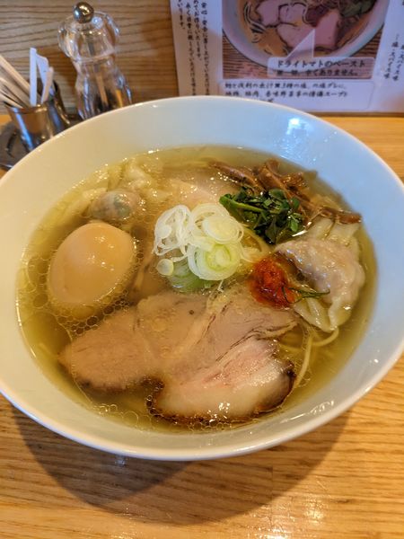 「MIXワンタン煮玉子  塩（細麺）」@地球の中華そばの写真