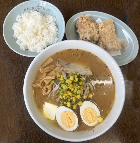 「味噌ラーメン・唐揚げランチ980円+」@どさん子 松ケ島店の写真