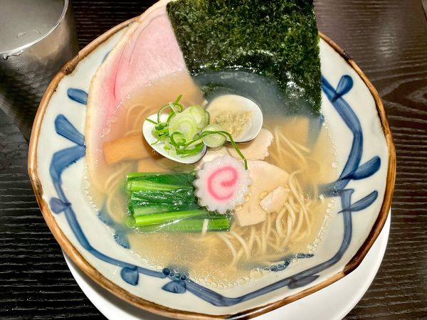 「蛤醤油らぁ麺　半麺　1000」@貝と煮干し、時々濃厚の写真
