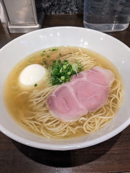 「しお味玉らーめん」@町田汁場 しおらーめん進化 町田駅前店の写真