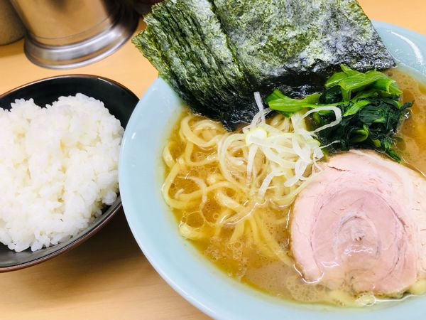 「ラーメン 780円 のり 100円 ライス 150円」@横浜ラーメン 町田家 新宿南口店の写真