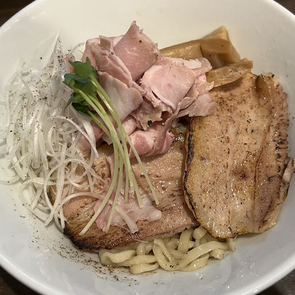 「【１日30食期間限定】２種のチャーシューしお和えそば」@町田汁場 しおらーめん進化 町田駅前店の写真