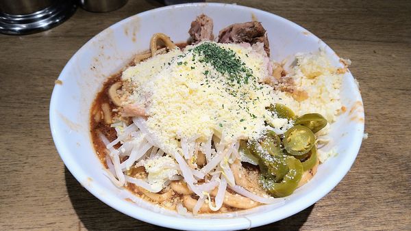 「【限定】ピザ汁無し(大蒜・ヤサイ少)+ハラペーニョ・粉チーズ」@MEN YARD FIGHTの写真